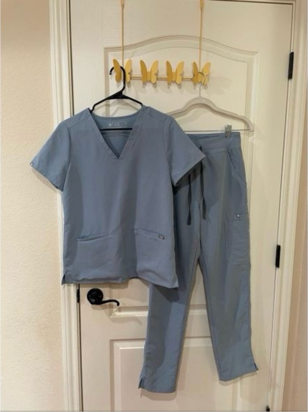 Figs technical collection dusty blue v-neck scrub top size small